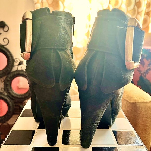 Luichiny vintage black suede high heeled ankle boots w/oversized buckle - Picture 7 of 8